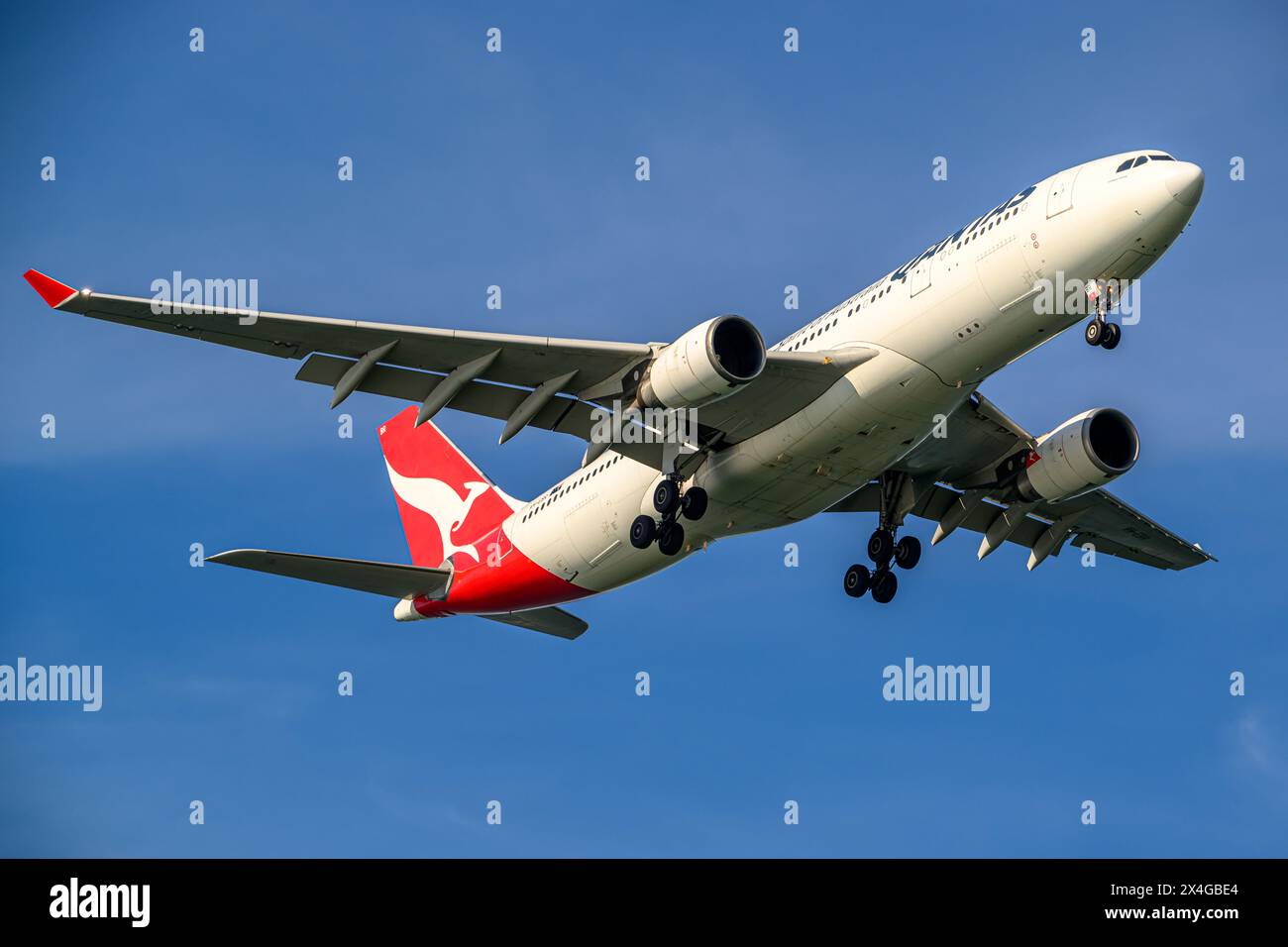 Qantas, Airbus A330-200, VH-EBR, on final approach to Singapore Changi airport Stock Photo