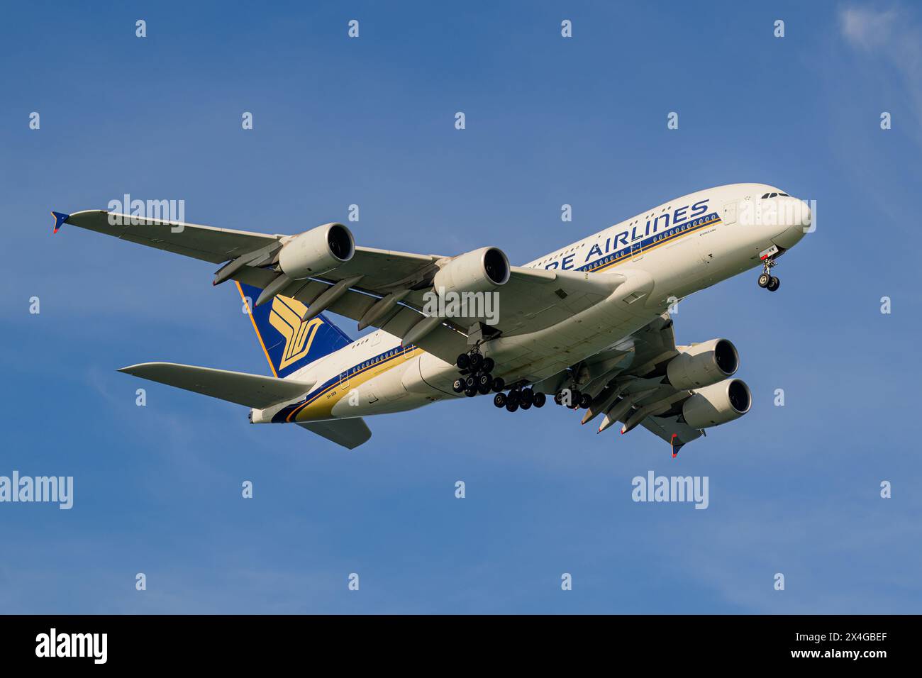 Singapore airlines a380 800 hi-res stock photography and