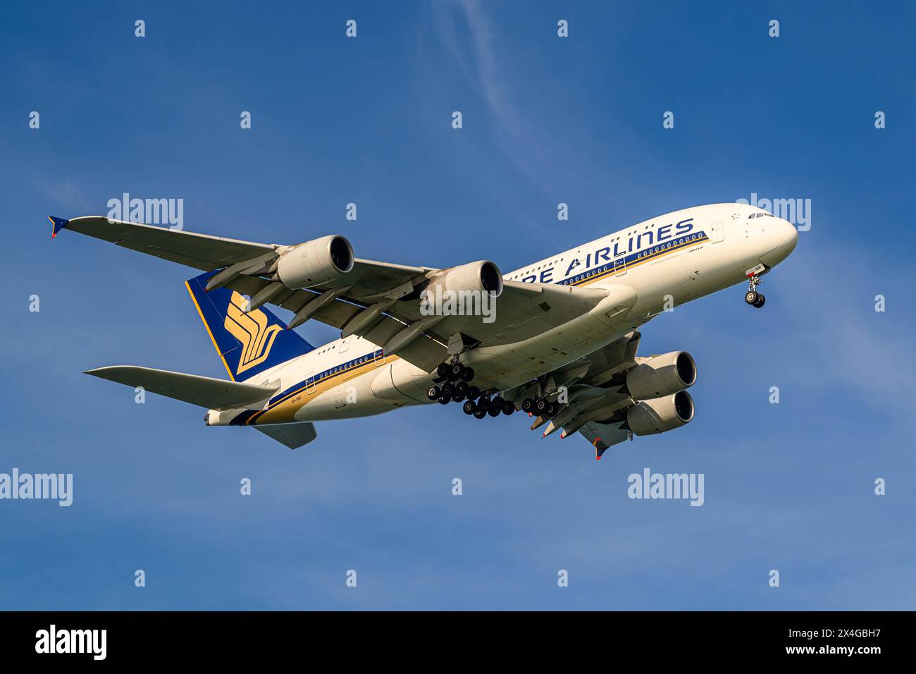 Singapore airlines a380 800 hi-res stock photography and