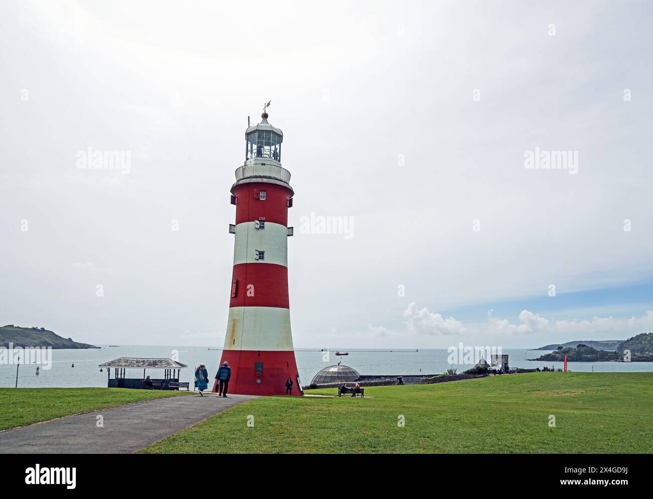 Smeatons Tower on Plymouth Hoe. Seen against a backdrop of Plymouth ...