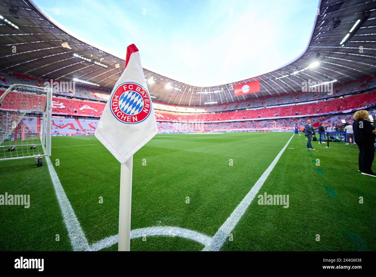 Eckball Ecke, Eckfahne , corner flag with FCB logo in the semi final match   FC BAYERN MUENCHEN - REAL MADRID 2-2 of football UEFA Champions League in season 2023/2024 in Munich, Apr 30, 2024.  Halbfinale,, FCB, München © Peter Schatz / Alamy Live News Stock Photo