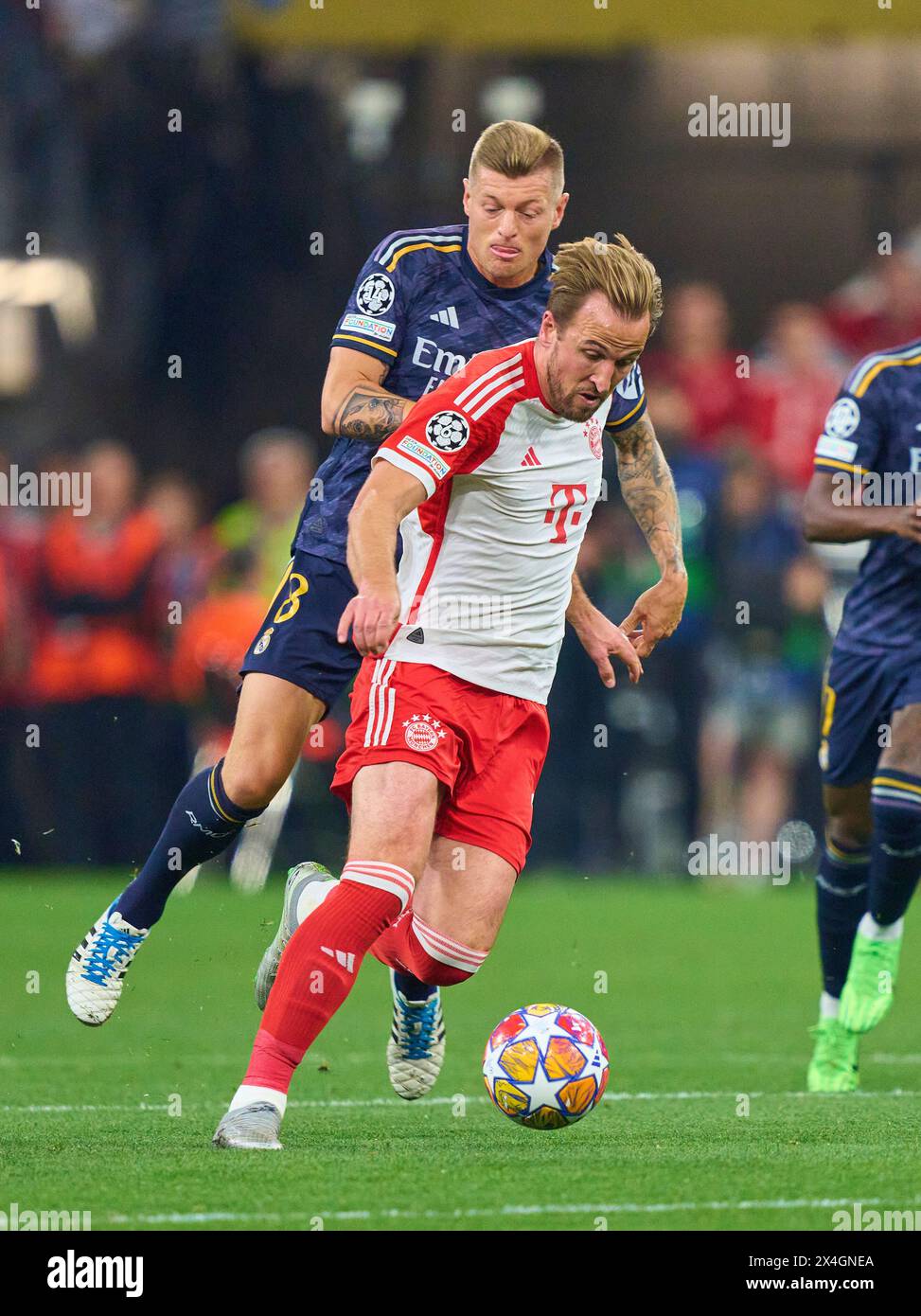 Munich, Germany. 30th Apr, 2024. Harry Kane, FCB 9 compete for the ball, tackling, duel, header, zweikampf, action, fight against Toni KROOS, Real Madrid 8 in the semi final match FC BAYERN MUENCHEN - REAL MADRID 2-2 of football UEFA Champions League in season 2023/2024 in Munich, Apr 30, 2024. Halbfinale, FCB, Muenchen Photographer: ddp images/star-images Credit: ddp media GmbH/Alamy Live News Stock Photo