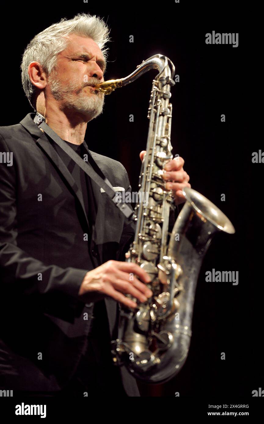 Der amerikanische Jazz-Sänger und Saxophonist Curtis Stigers im Oberhausener Ebertbad. American jazz singer and saxophonist Curtis Stigers in Oberhausen. Oberhausen NRW DEUDEGERMANYDEUTSCHLANDALLEMAGNE Stock Photo