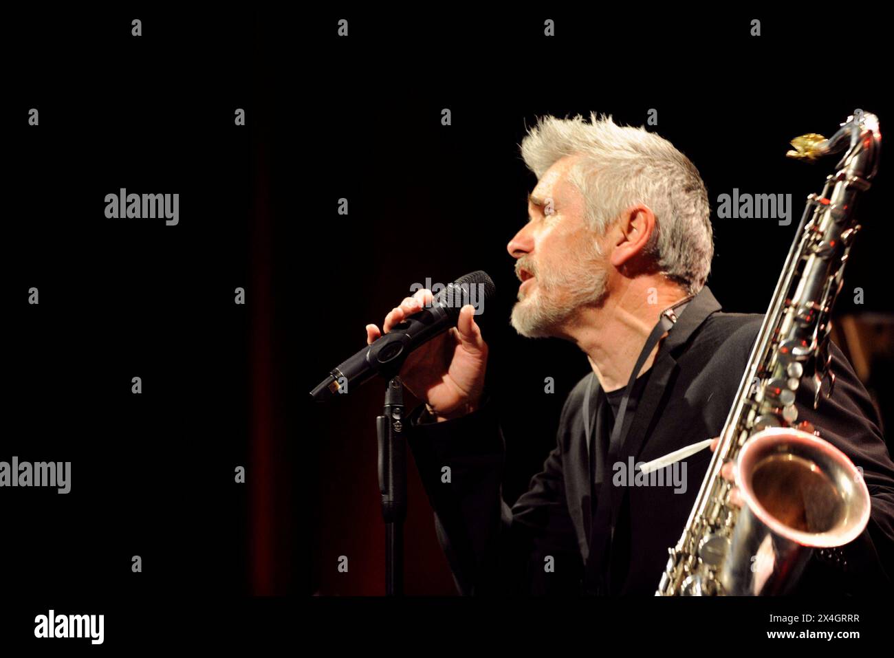 Der amerikanische Jazz-Sänger und Saxophonist Curtis Stigers im Oberhausener Ebertbad. American jazz singer and saxophonist Curtis Stigers in Oberhausen. Oberhausen NRW DEUDEGERMANYDEUTSCHLANDALLEMAGNE Stock Photo