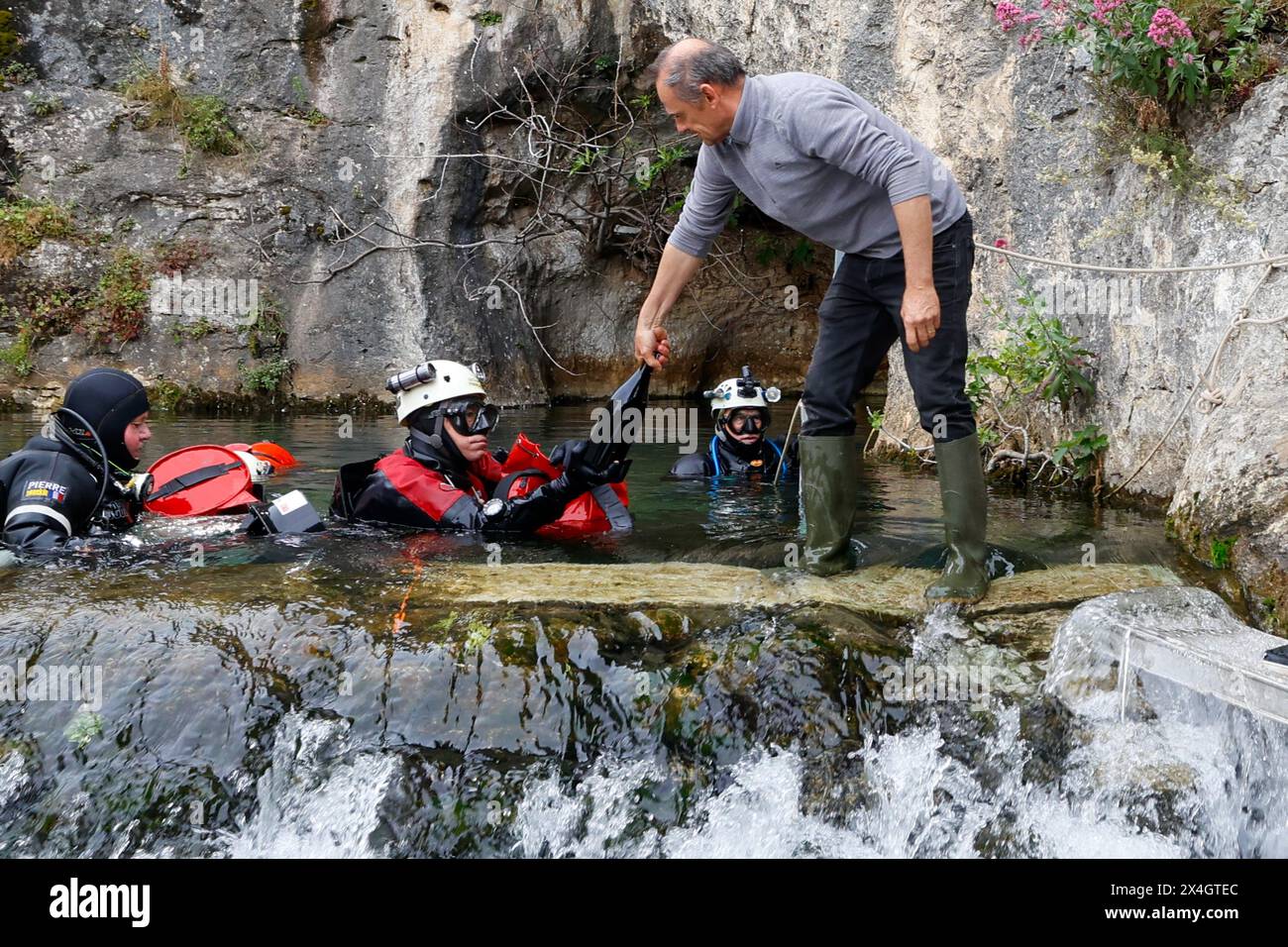 ©PHOTOPQR/LE DAUPHINE/Fabrice HEBRARD ; Bourg-Saint-Andéol ; 30/04/2024 ;  Bourg-Saint-Andéol Ardèche. Le 30 Avril 2024. VINS ET VITICULTURE. Quatre plongeurs sont descendus à 12 m de profondeur pour remonter 11 magnums  des vignerons du Côtes-du-Rhône du canton de Bourg-saint-Andéol qui ont vieilli dans l'eau depuis le 9 Décembre 2023 .      Bourg Saint Andeol, France, april 30th 2024 Four divers descended to a depth of 12 m to bring up 11 magnums from Côtes-du-Rhône winegrowers in the canton of Bourg-saint-Andéol which have been aging in water since December 9, 2023. Stock Photo