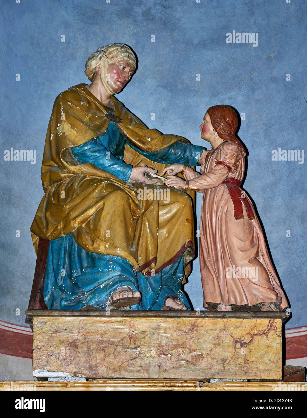 L'educazione della Vergine -  gruppo ligneo  - XVI secolo - Soncino (Cr) chiesa di S.Giacomo Stock Photo