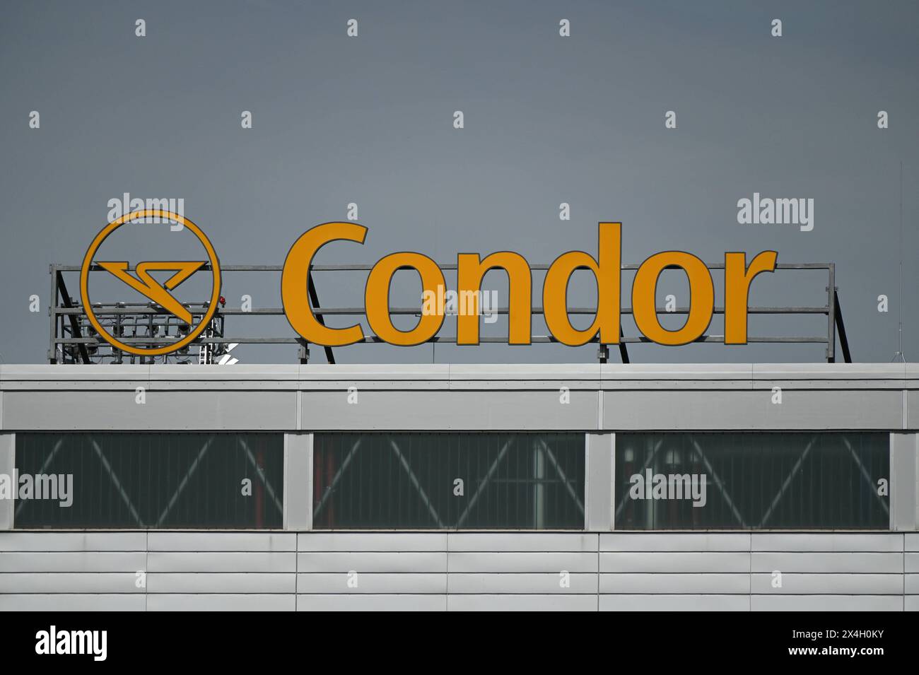 Condor Zeichen Logo, Schriftzug der deutschen Fluggesellschaft CONDOR auf dem Dach ...