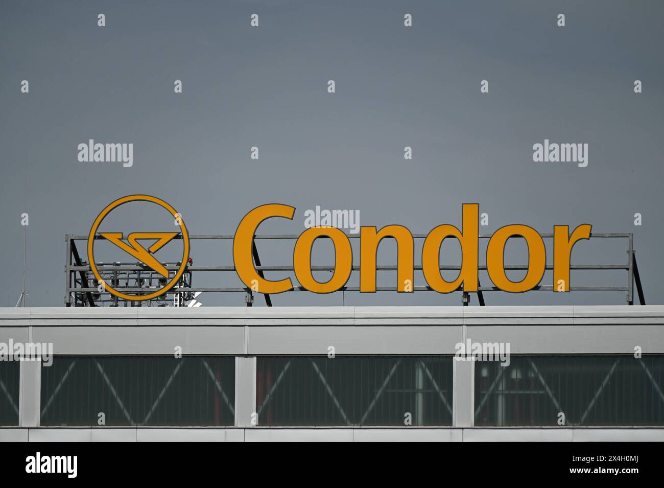Condor Zeichen Logo, Schriftzug der deutschen Fluggesellschaft CONDOR auf dem Dach ...