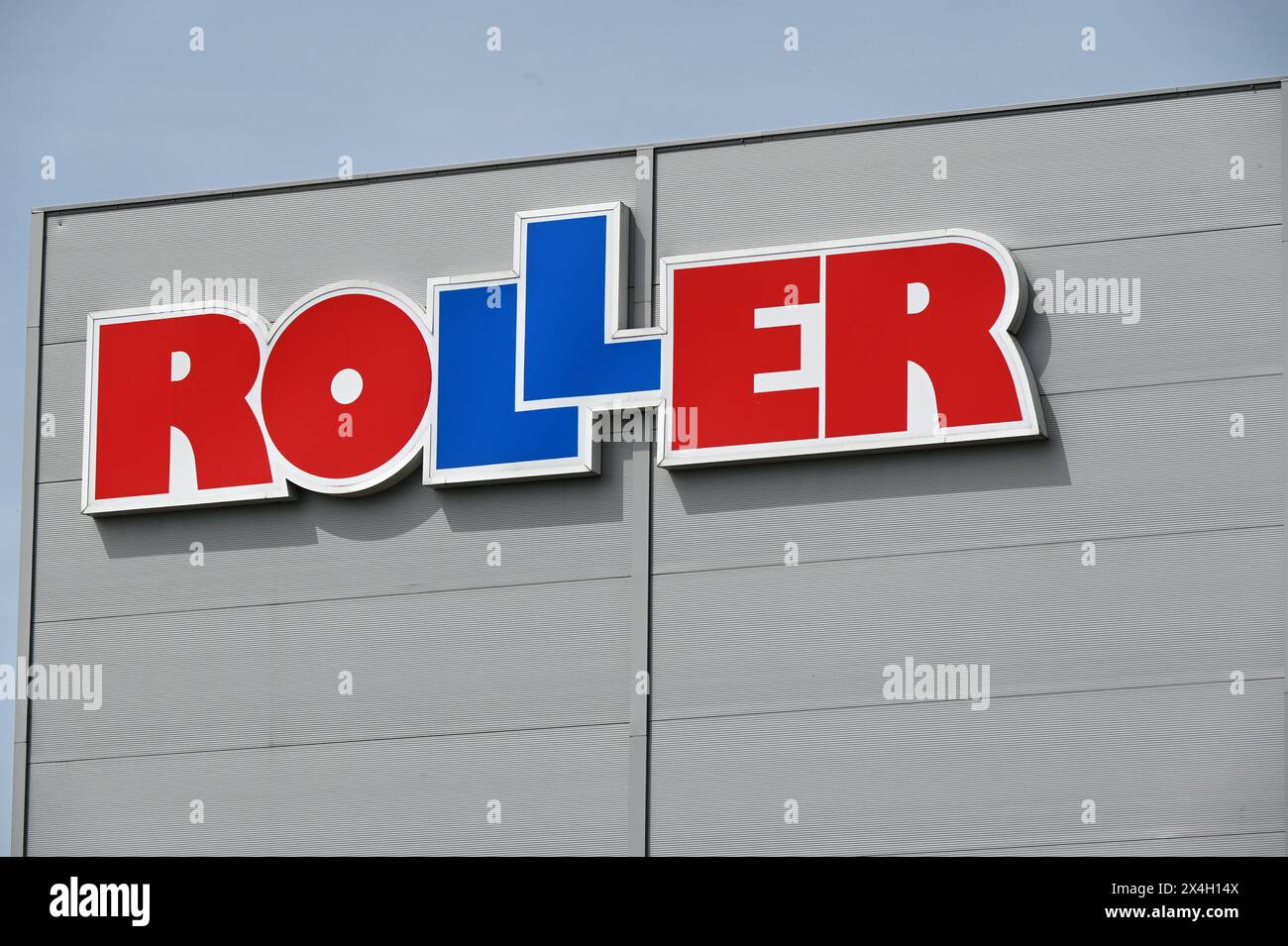 Logo, Schriftzug des Möbel Dicounter ROLLER an einem Gebäude des Möbelhaus *** Logo, lettering of the furniture retailer ROLLER on a building of the furniture store Stock Photo