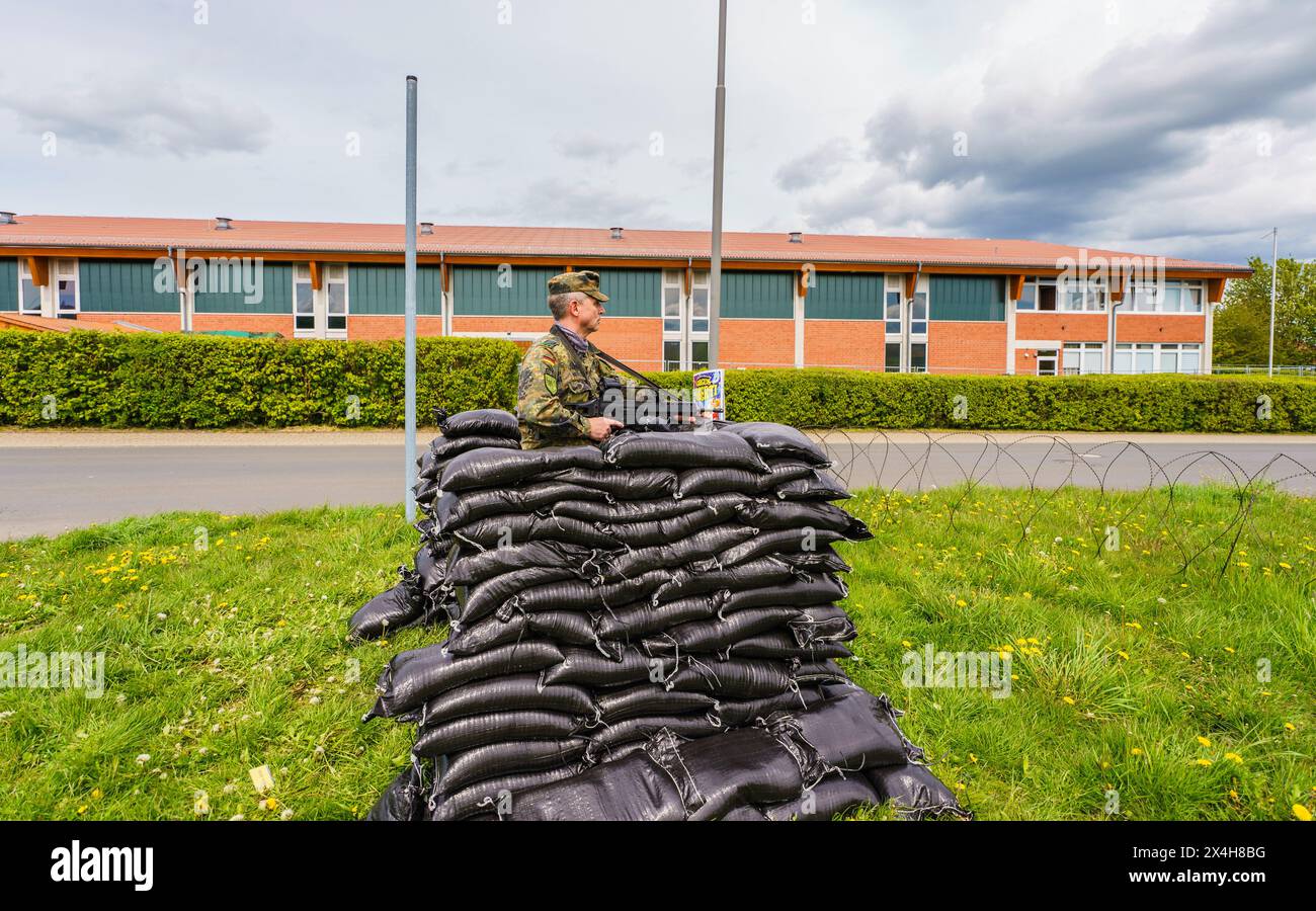 27 April 2024, Hesse, Alsfeld: During the exercise, a Bundeswehr ...
