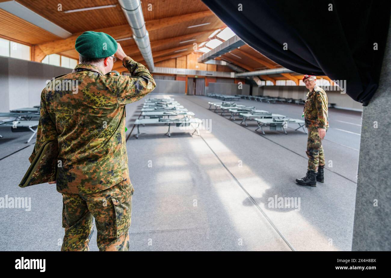 27 April 2024, Hesse, Alsfeld: Bundeswehr soldiers inspect the ...
