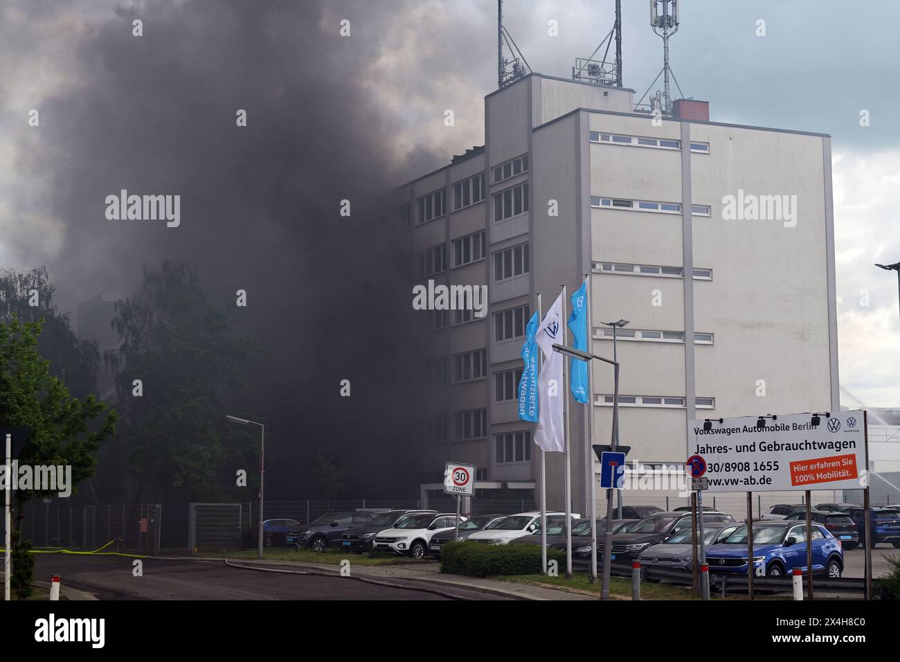 03 May 2024, Berlin Smoke envelops a building in Berlin Lichtenfelde