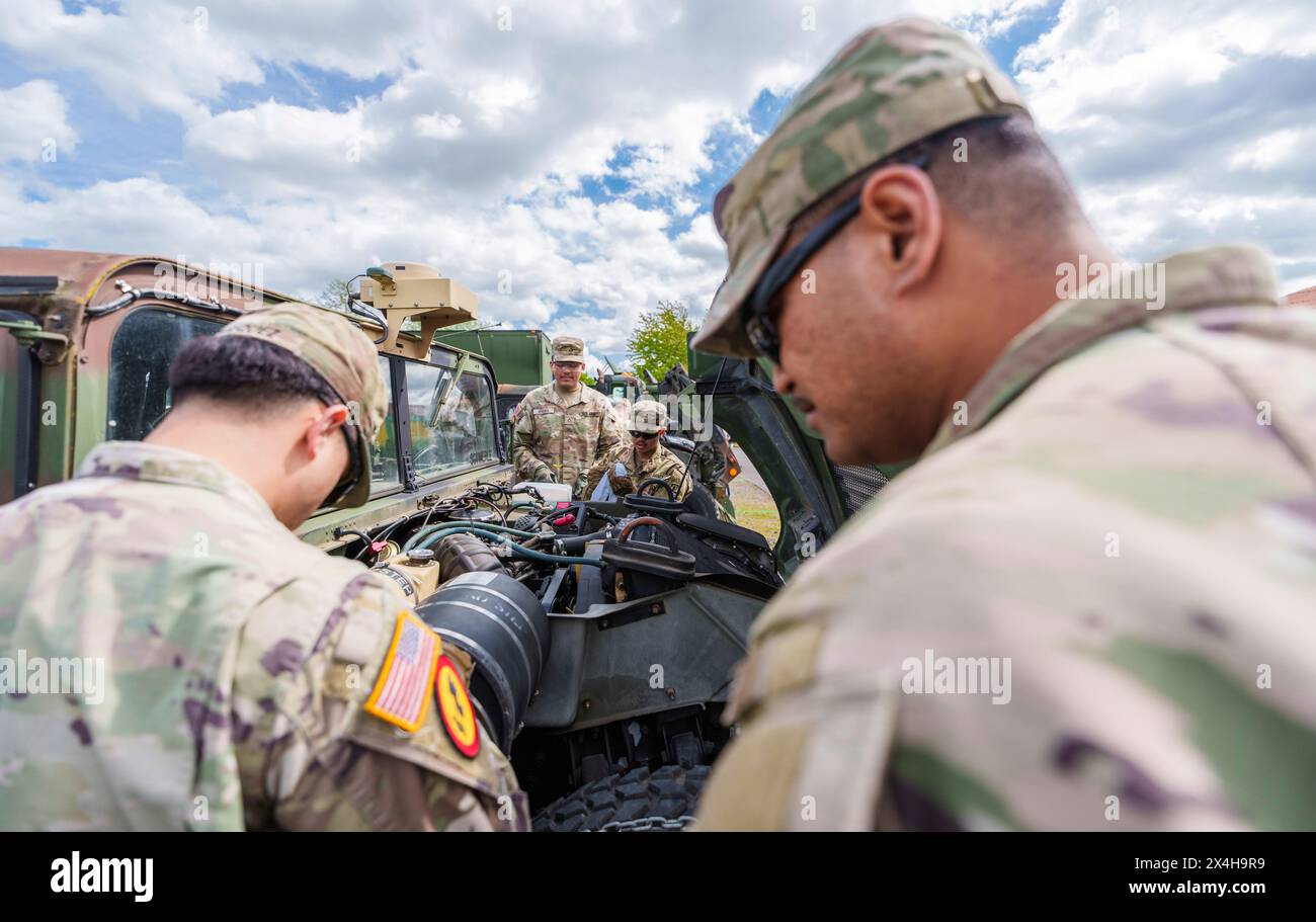 27 April 2024, Hesse, Alsfeld: US Army vehicles are serviced during the ...