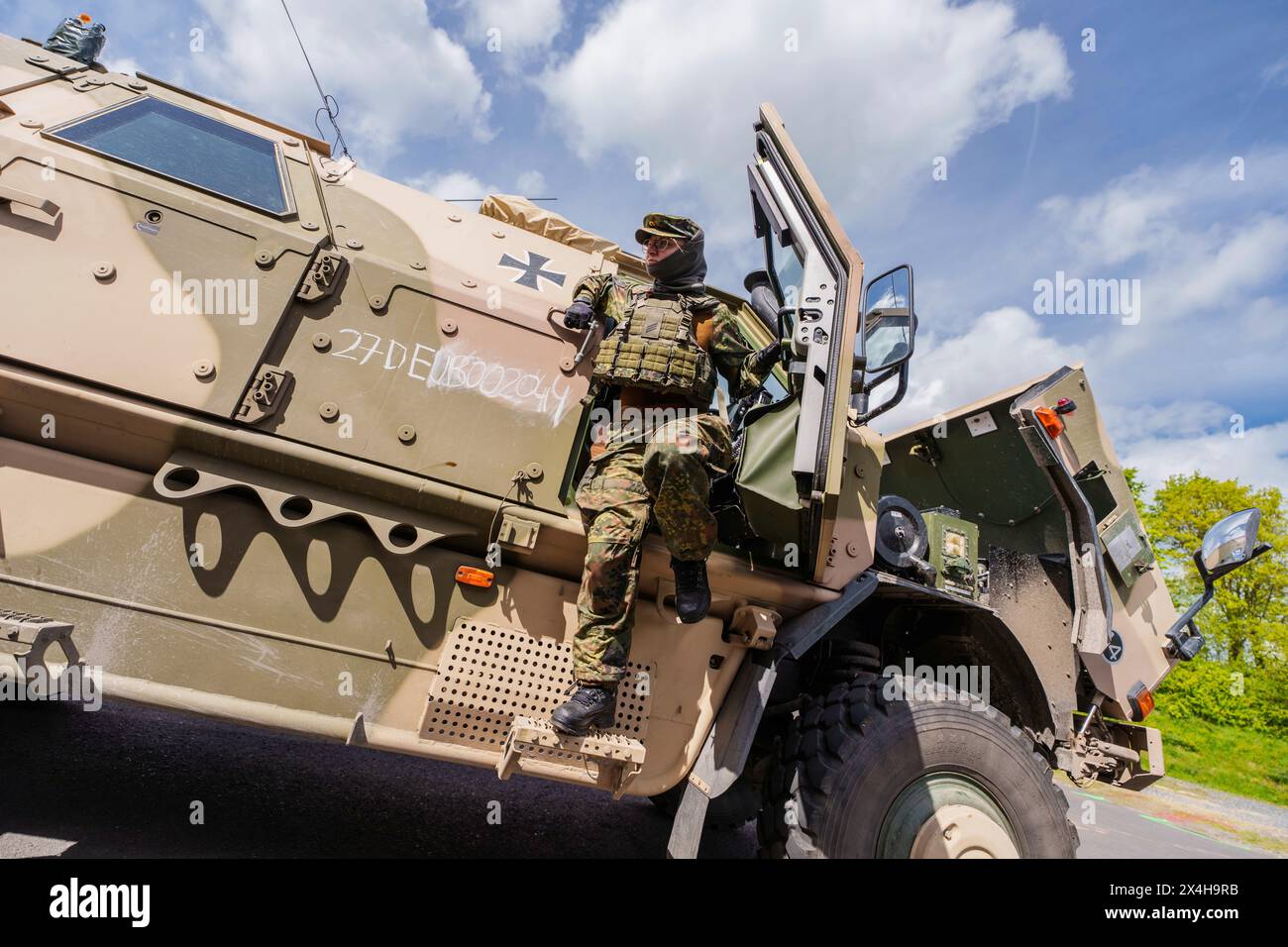 27 April 2024, Hesse, Alsfeld: A Bundeswehr soldier gets out of his ...