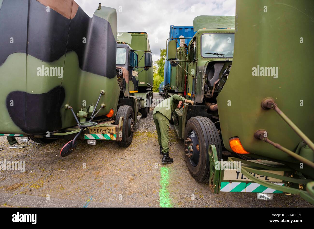 27 April 2024, Hesse, Alsfeld: US Army vehicles are serviced during the ...