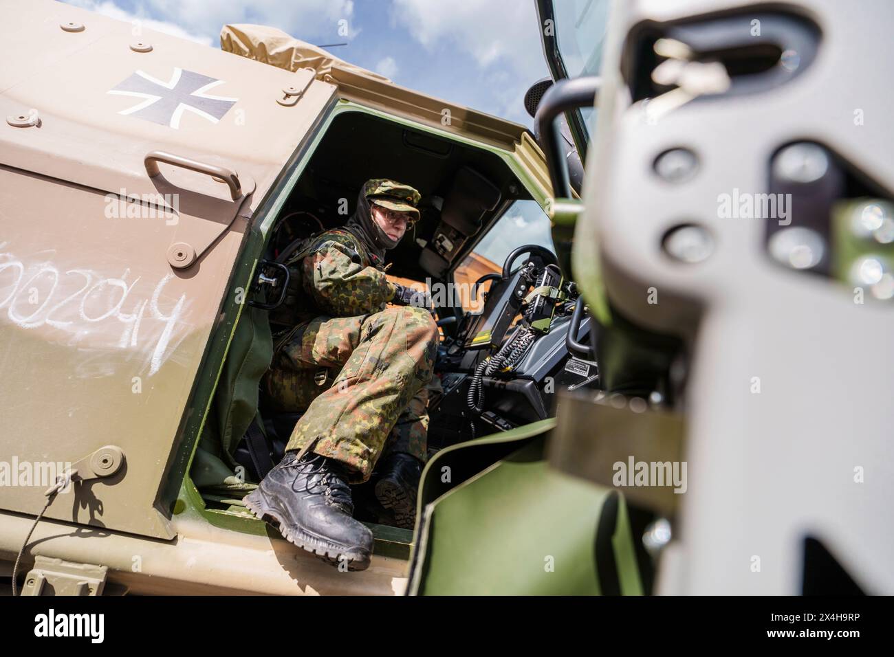 27 April 2024, Hesse, Alsfeld: A Bundeswehr soldier gets out of his ...