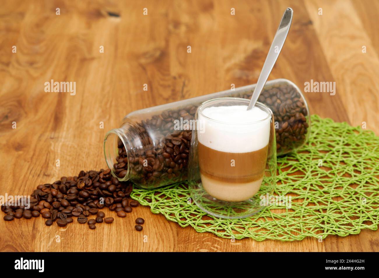 Latte macchiato ist ein Warmgetränk aus heißer Milch mit einem Schuss ...