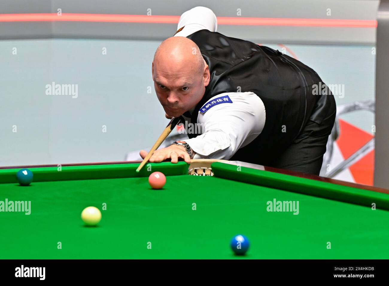 Stuart Bingham takes a shot, during the Cazoo World Championships 2024 at Crucible Theatre, Sheffield, United Kingdom, 3rd May 2024  (Photo by Cody Froggatt/News Images) Stock Photo