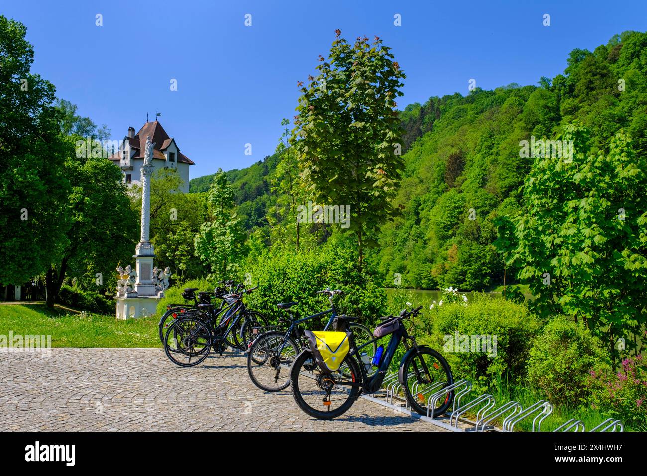 Inn cycle path near Wernstein am Inn, with Marian column, Innviertel, Upper Austria, Austria, Europe Stock Photo