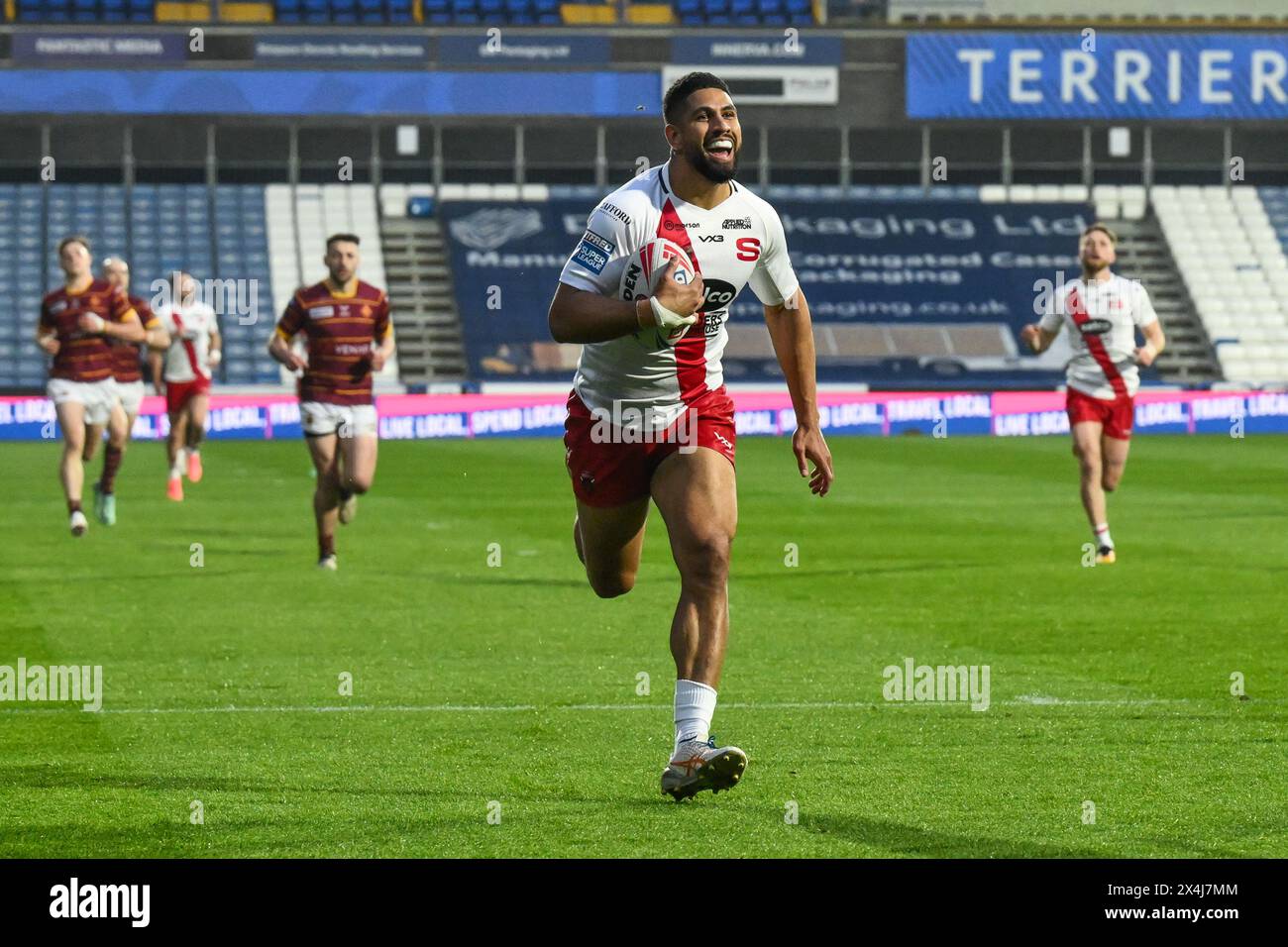 Nene Macdonald of Salford Red Devils breaks away to run in a try during the Betfred Super League Round 10 match Huddersfield Giants vs Salford Red Devils at John Smith's Stadium, Huddersfield, United Kingdom, 3rd May 2024  (Photo by Craig Thomas/News Images) Stock Photo