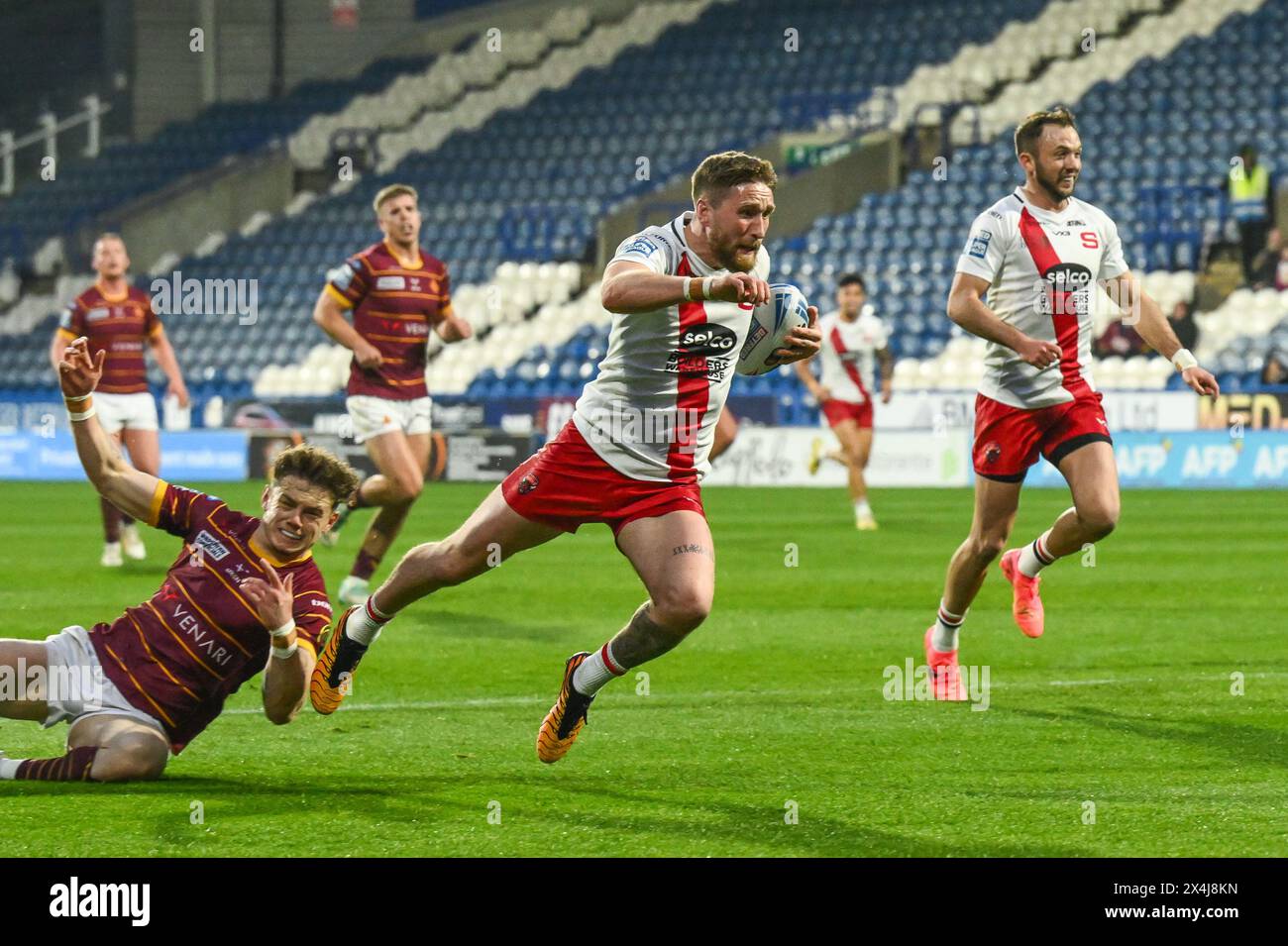 Ethan Ryan of Salford Red Devils goes over for a try during the Betfred Super League Round 10 match Huddersfield Giants vs Salford Red Devils at John Smith's Stadium, Huddersfield, United Kingdom, 3rd May 2024  (Photo by Craig Thomas/News Images) Stock Photo