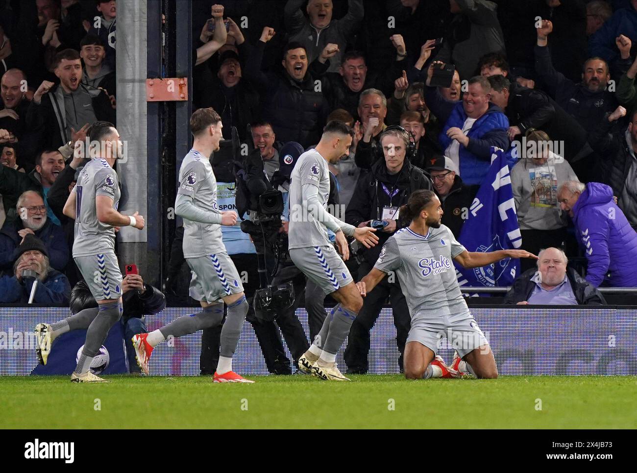 Everton's Dominic Calvert-Lewin (right) celebrates scoring their first goal of the game from the penalty spot during the Premier League match at Kenilworth Road, London. Picture date: Friday May 3, 2024. Stock Photo