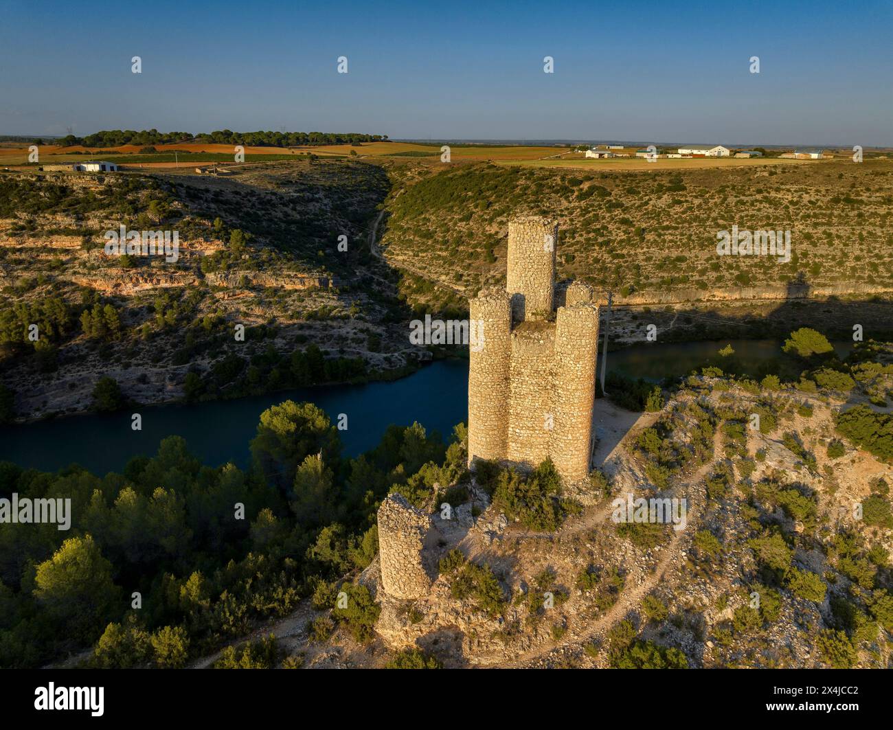 ENG: Torre de los Alarconcillos, located on a hill next to the village of Alarcón (Cuenca, Castilla la Mancha, Spain) ESP: Torre de los Alarconcillos Stock Photo