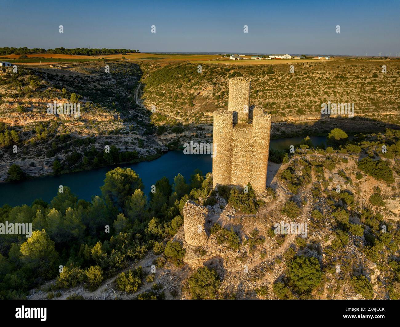 ENG: Torre de los Alarconcillos, located on a hill next to the village of Alarcón (Cuenca, Castilla la Mancha, Spain) ESP: Torre de los Alarconcillos Stock Photo