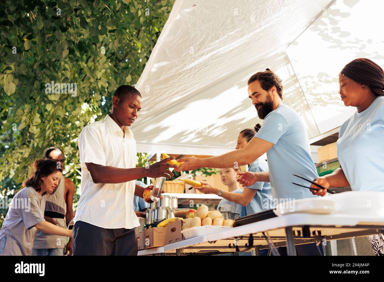 Aid workers food the hungry hi-res stock photography and images - Alamy