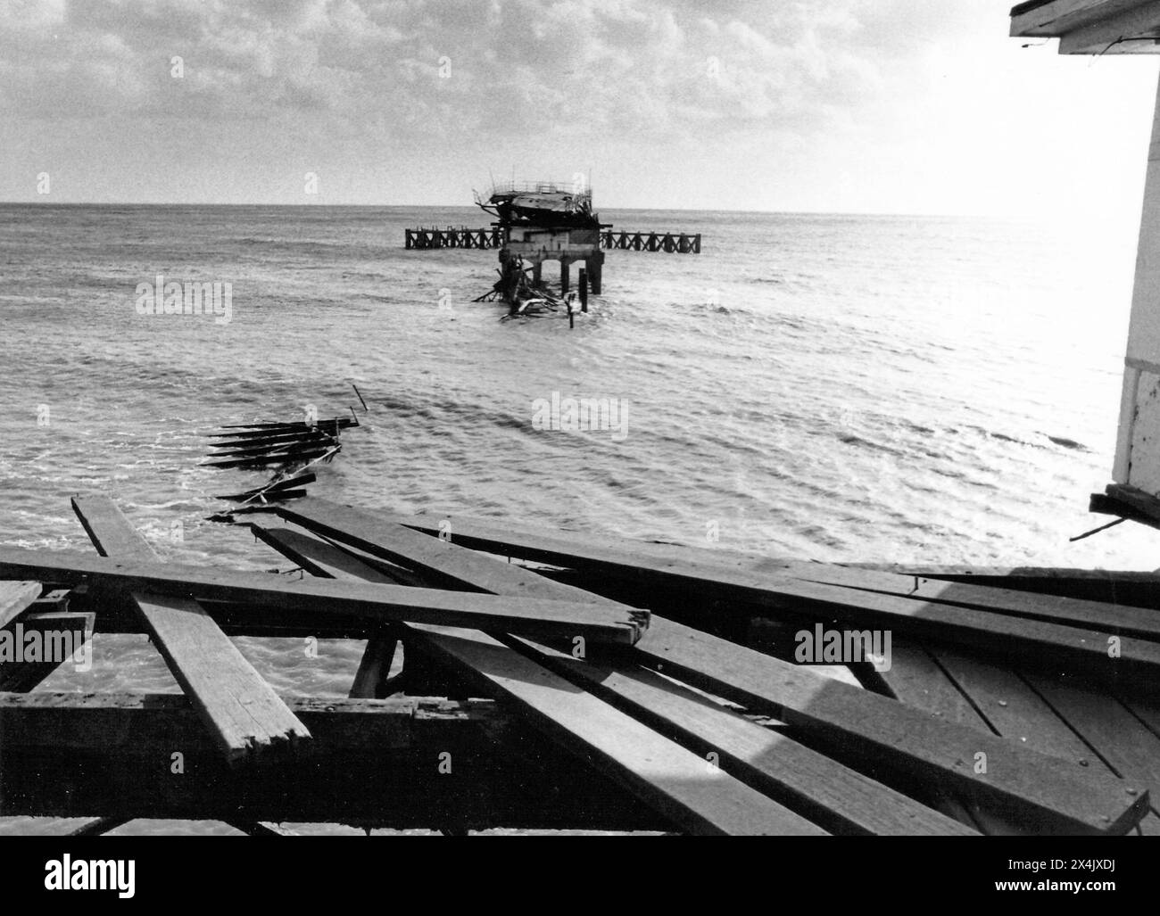 SHANKLIN PIER , ISLE OF WIGHT, DESTROYED IN THE GREAT STORM 0F 1987. PIC MIKE WQALKER, 1987 Stock Photo