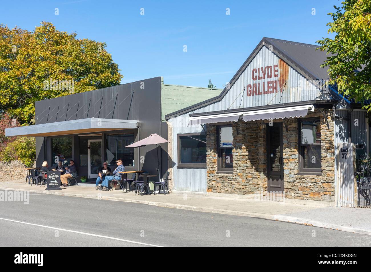 Clyde Gallery and Recharge Coffee Bar, Sunderland Street, Clyde, Central Otago, Otago, South Island, New Zealand Stock Photo