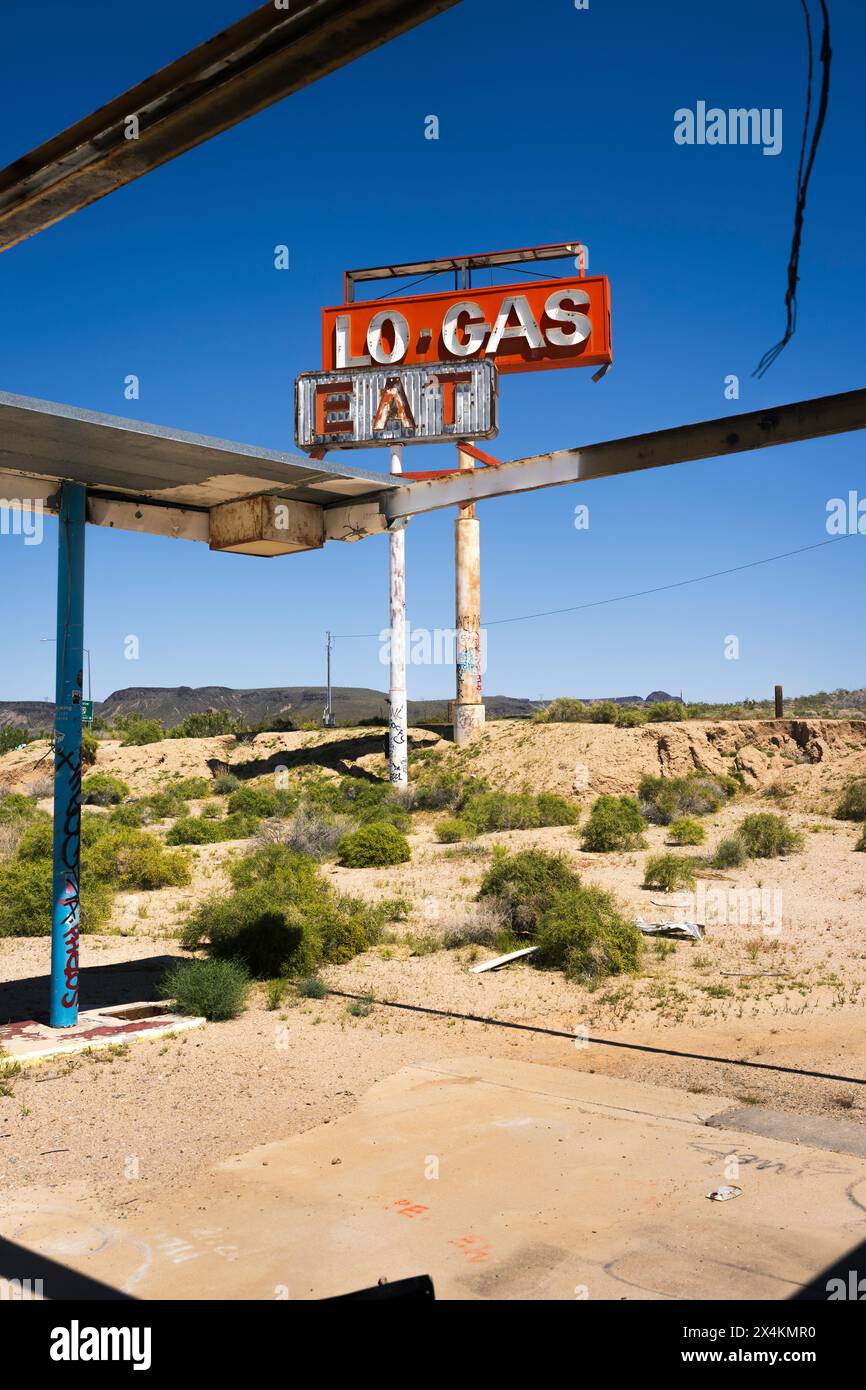 Abandoned Gas Station and Diner near Barstow, California Stock Photo Alamy