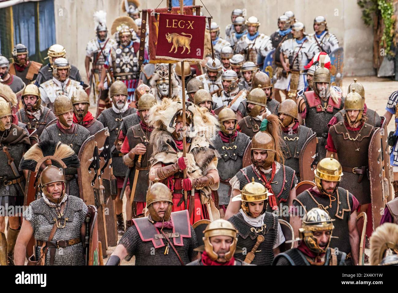 © PHOTOPQR/LE MIDI LIBRE/MiKAEL ANISSET ; NIMES ; 04/05/2024 ; NIMES/JOURNEES ROMAINES/SPECTACLE/HISTOIRE/ROMAINS/BARBARES/GERMANICUS/'Germanicus et la colère barbare', le spectacle phare des Journées romaines d'Edeis, a conquis les premiers spectateurs du week-end. Depuis ce vendredi 3 mai et jusqu'au dimanche 5 mai, le programme d'animations, démonstrations et spectacles des Journées romaines est monté en puissance en centre-ville, des Jardins de la fontaine jusqu'aux arènes. NIMES; 05/04/2024; ROMAN DAYS “Germanicus and the Barbarian Wrath”, the flagship show of the Roman Days Stock Photo