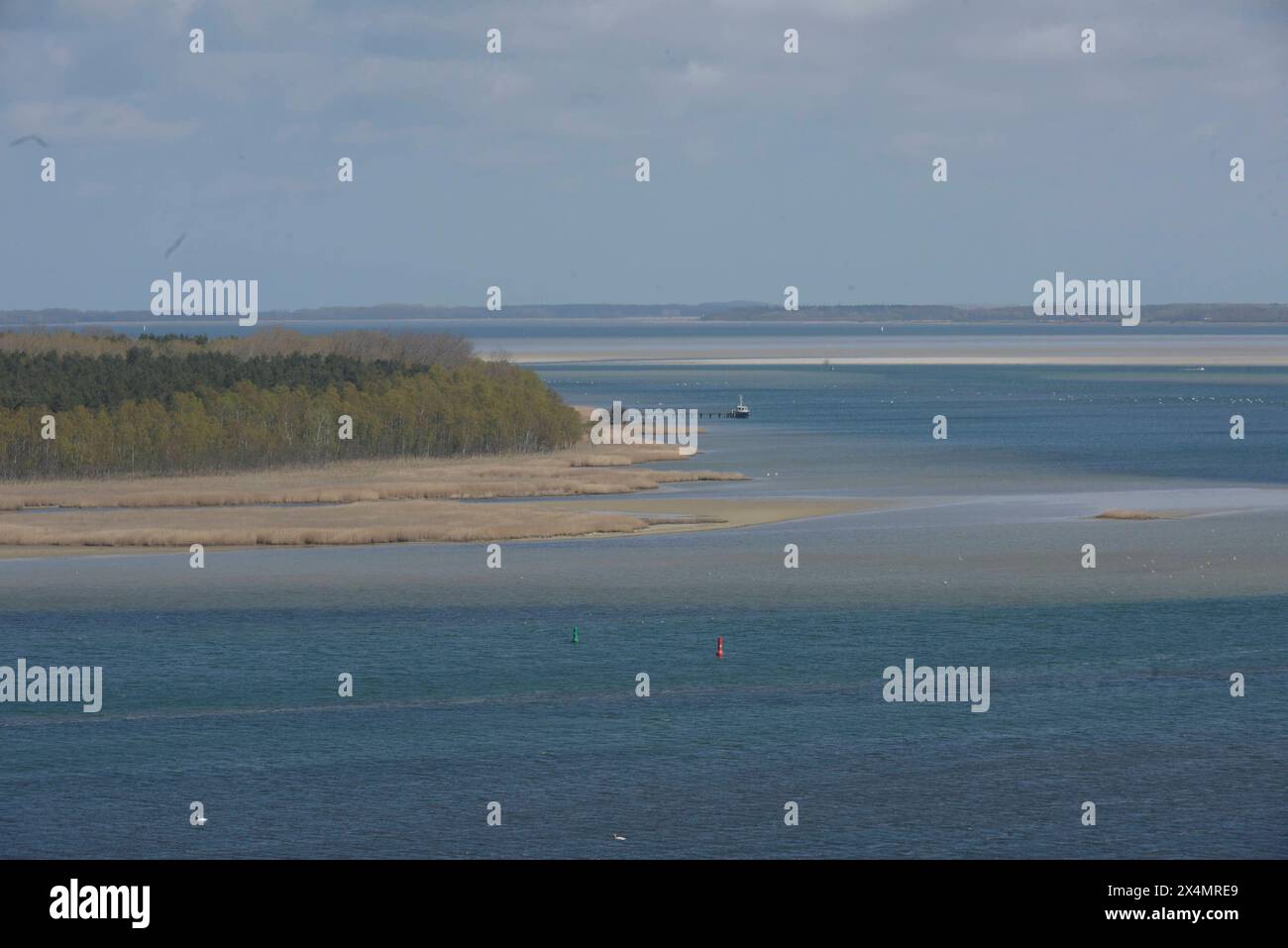 Blick auf der Insel Bock. Das ist eine unbewohnte Insel der Halbinsel Zingst und der Insel Hiddensee. Sie entstand im 20. Jahrhundert im Gebiet einer ausgedehnten Sandbank mit der Bezeichnung Bock. Die als Bock bezeichnete Sandbank reicht von der Ostspitze der Halbinsel Zingst bis zum Gellenstrom, der Fahrrinne zum Stralsunder Hafen kurz vor der Insel Hiddensee. Die Insel Bock liegt in deren südöstlichem Teil, durch die schmale Wasserstraße Barther Zufahrt vom Festland mit dem Ort Barhöft und der Wüstung Zarrenzin getrennt. Im Westen wird die Insel durch schmale, flache Wasserläufe von der Ins Stock Photo