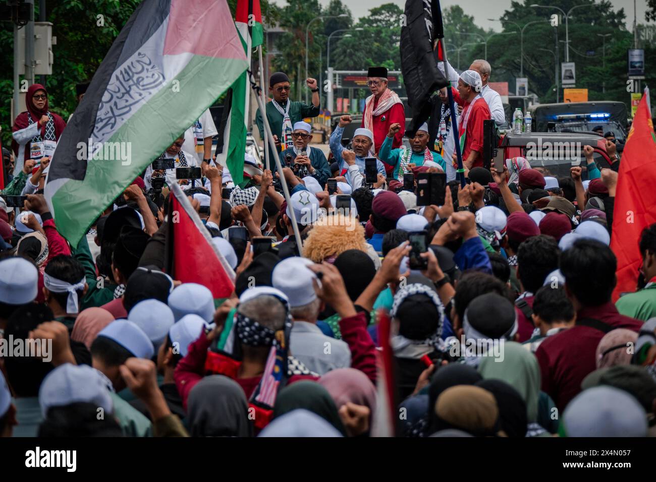 Wilayah Persekutuan, Malaysia. 04th May, 2024. Haji Abdul Hadi Awang (left), President of the Malaysian Islamic Party (PAS) seen speaking during the 100K Rally in Solidarity with Palestine and protest against the atrocities of the Zionist regime and its allies near the US embassy in Kuala Lumpur. Credit: SOPA Images Limited/Alamy Live News Stock Photo