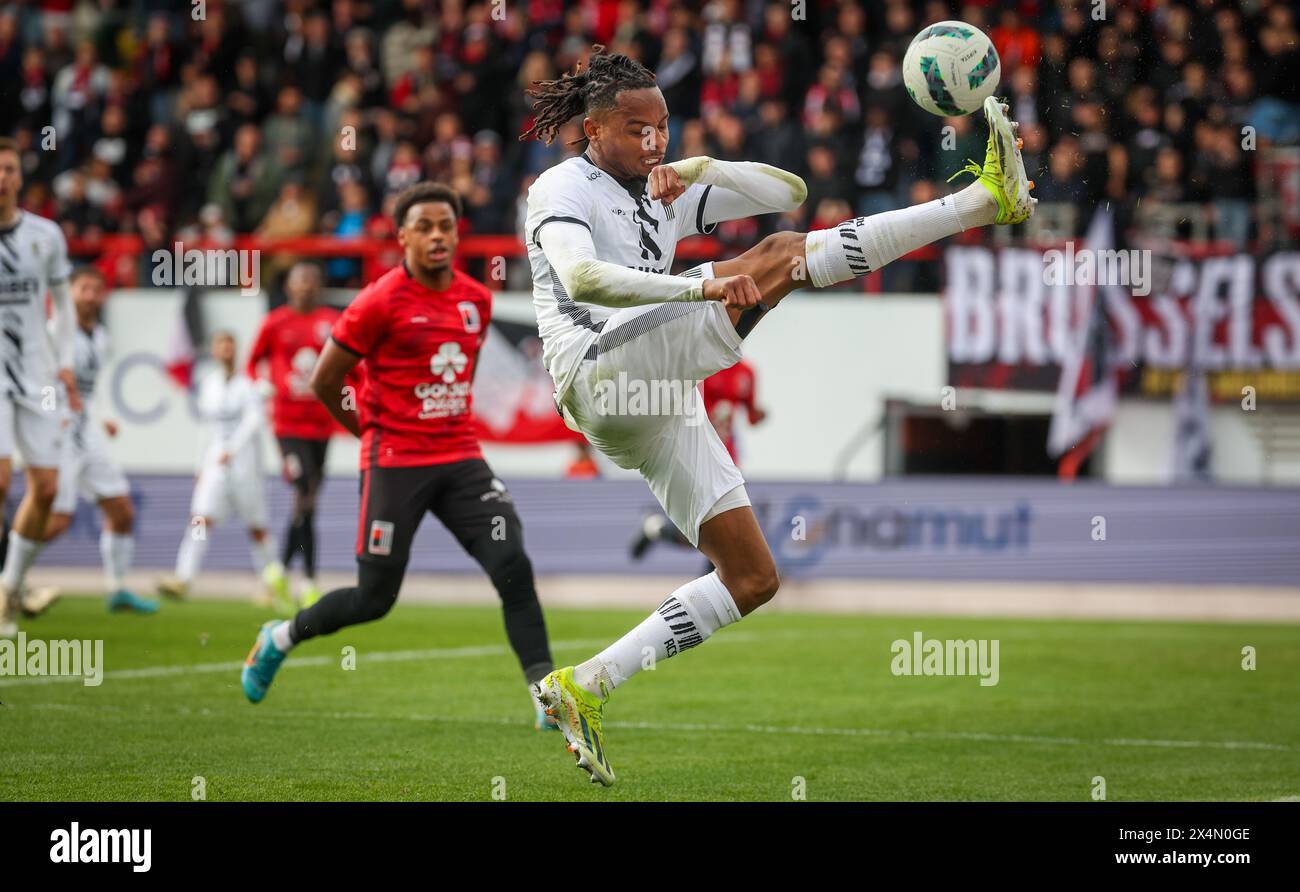 Molenbeek, Belgium. 04th May, 2024. Charleroi's Jeremy Petris fights for the ball during a soccer match between RWD Molenbeek and Sporting Charleroi, Saturday 04 May 2024 in Charleroi, on day 5 of the 2023-2024 'Jupiler Pro League - Relegation Play-offs. BELGA PHOTO VIRGINIE LEFOUR Credit: Belga News Agency/Alamy Live News Stock Photo