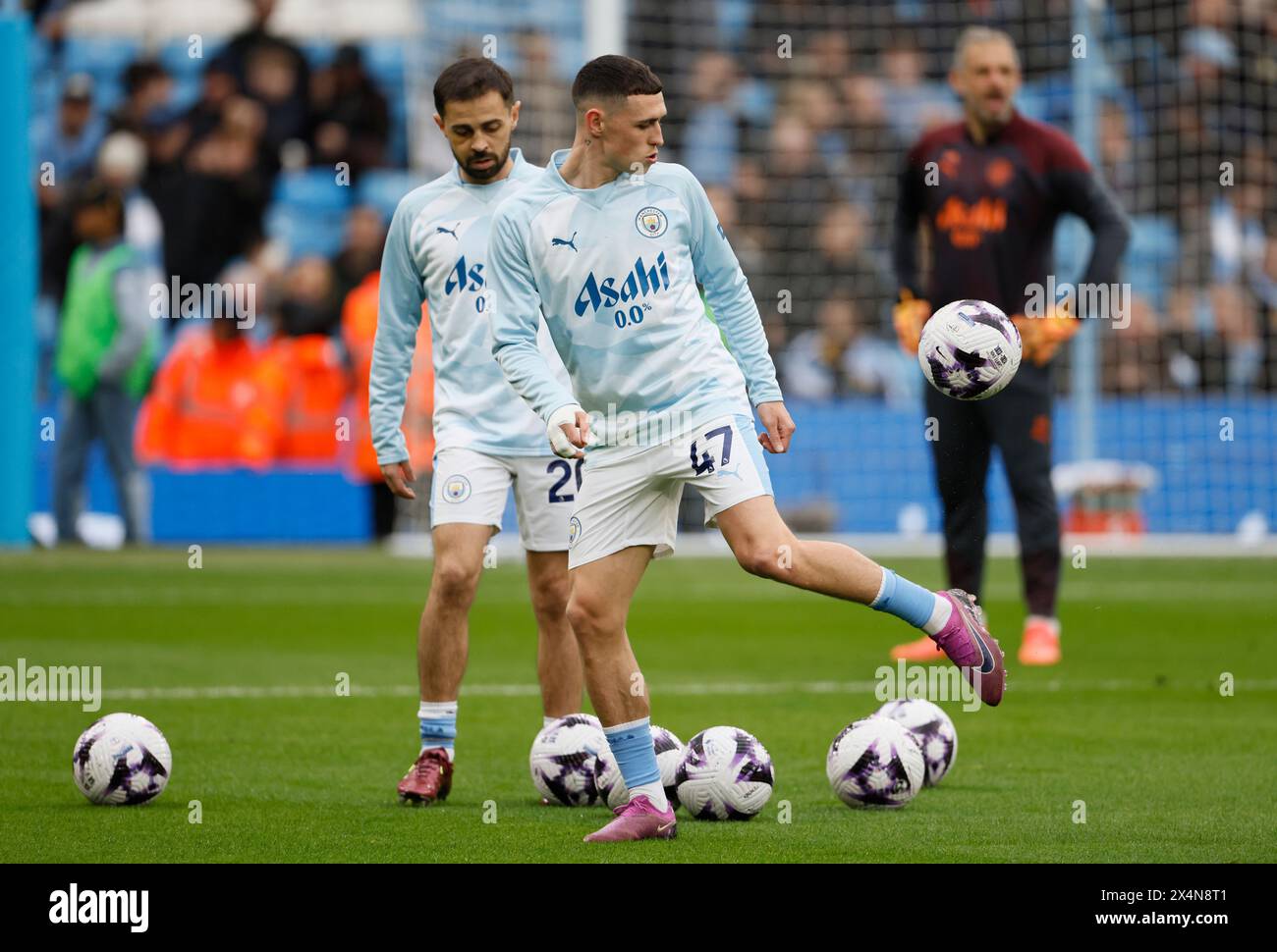 Manchester City's Phil Foden (right) and Bernardo Silva warming up