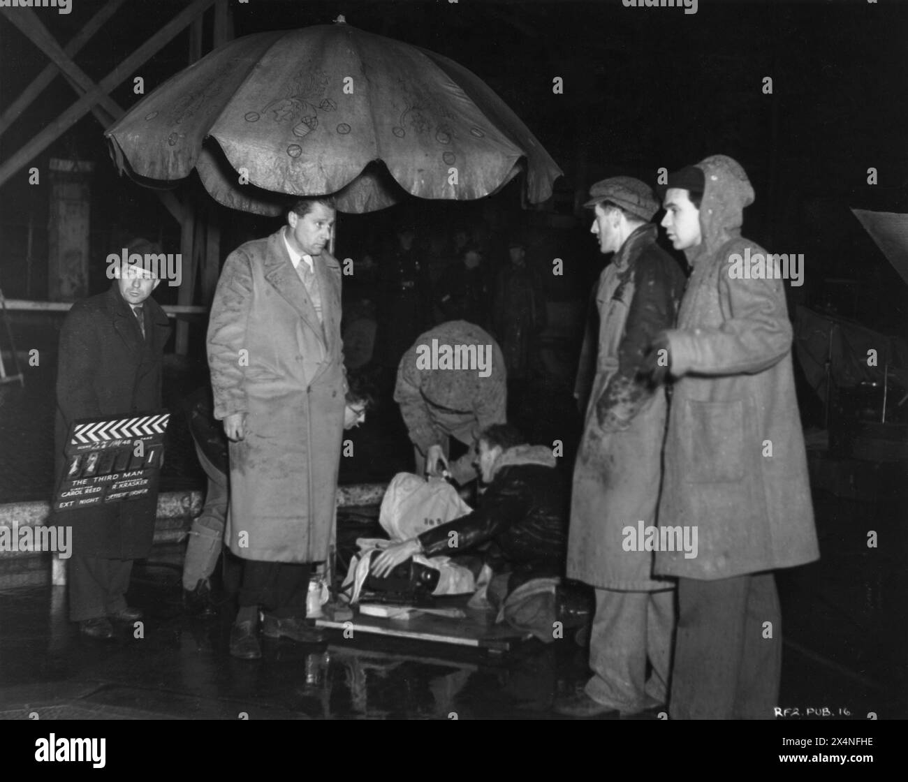 CAROL REED on location in Vienna at night in October 1948 for THE THIRD MAN 1949 Director CAROL REED Screenplay GRAHAM GREENE Music ANTON KARAS Producer ALEXANDER KORDA London Film Production / British Lion Film Stock Photo