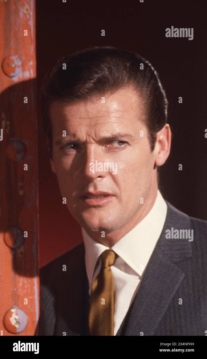 Mid 1960s Publicity Portrait of ROGER MOORE as Simon Templar in THE SAINT TV Series Based on the novels by LESLIE CHARTERIS Music EDWIN ASTLEY  Producer ROBERT S. BAKER Bamore / Incorporated Television Company (ITC) Stock Photo