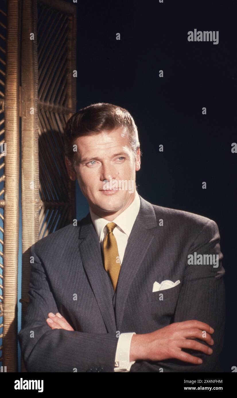 Mid 1960s Publicity Portrait of ROGER MOORE as Simon Templar in THE SAINT TV Series Based on the novels by LESLIE CHARTERIS Music EDWIN ASTLEY  Producer ROBERT S. BAKER Bamore / Incorporated Television Company (ITC) Stock Photo