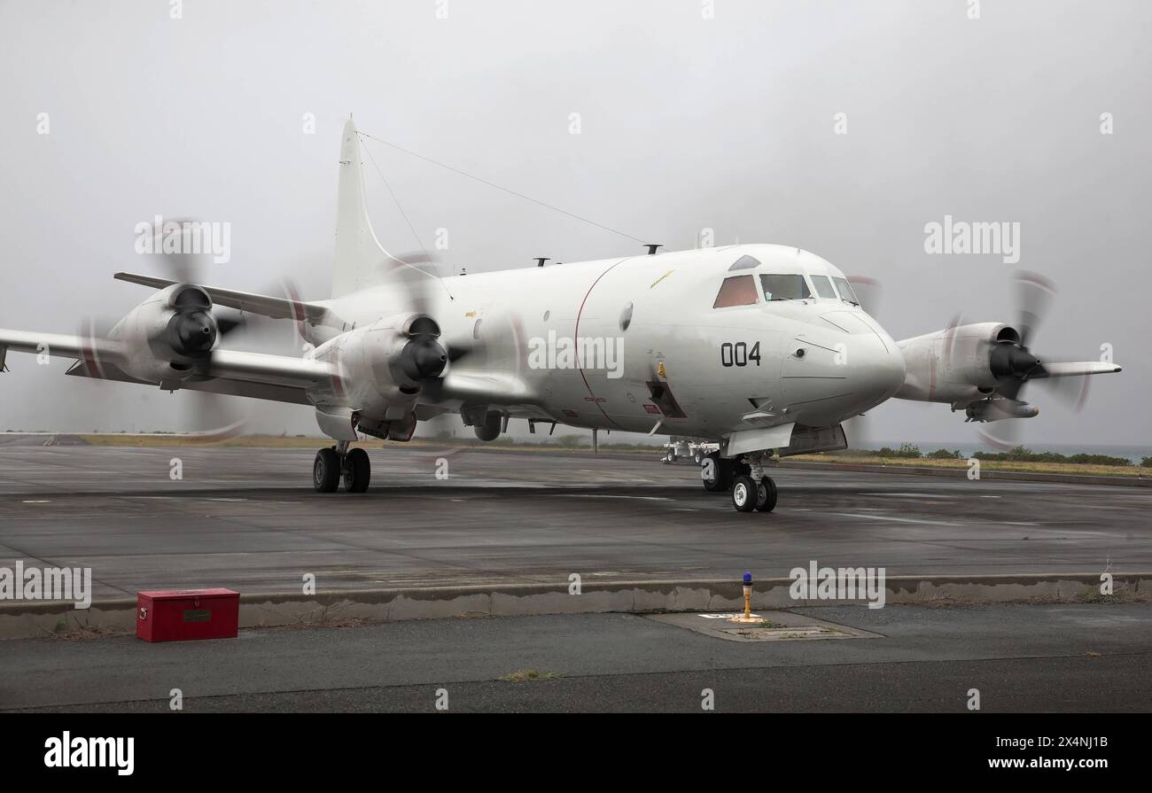 Ein Seefernaufklärer der US Navy vom Typ Lockheed P-3C Orion mit einer scharfen Luft-Boden-Rakete AGM-65 Maverick rechts, an der Tragfläche auf der Marine Corps Air Station MCAS Kaneohe Bay auf Hawaii. Ein Seefernaufklärer der US Navy vom Typ Lockheed P-3C Orion mit einer scharfen Luft-Boden-Rakete AGM-65 Maverick an der Tragfläche auf der Marine Corps Air Station MCAS Kaneohe Bay auf Hawaii. Kaneohe Hawaii Vereinigte Staaten von Amerika *** A US Navy Lockheed P 3C Orion maritime patrol aircraft with an AGM 65 Maverick live air-to-ground missile, right, on the wing at Marine Corps Air Station Stock Photo