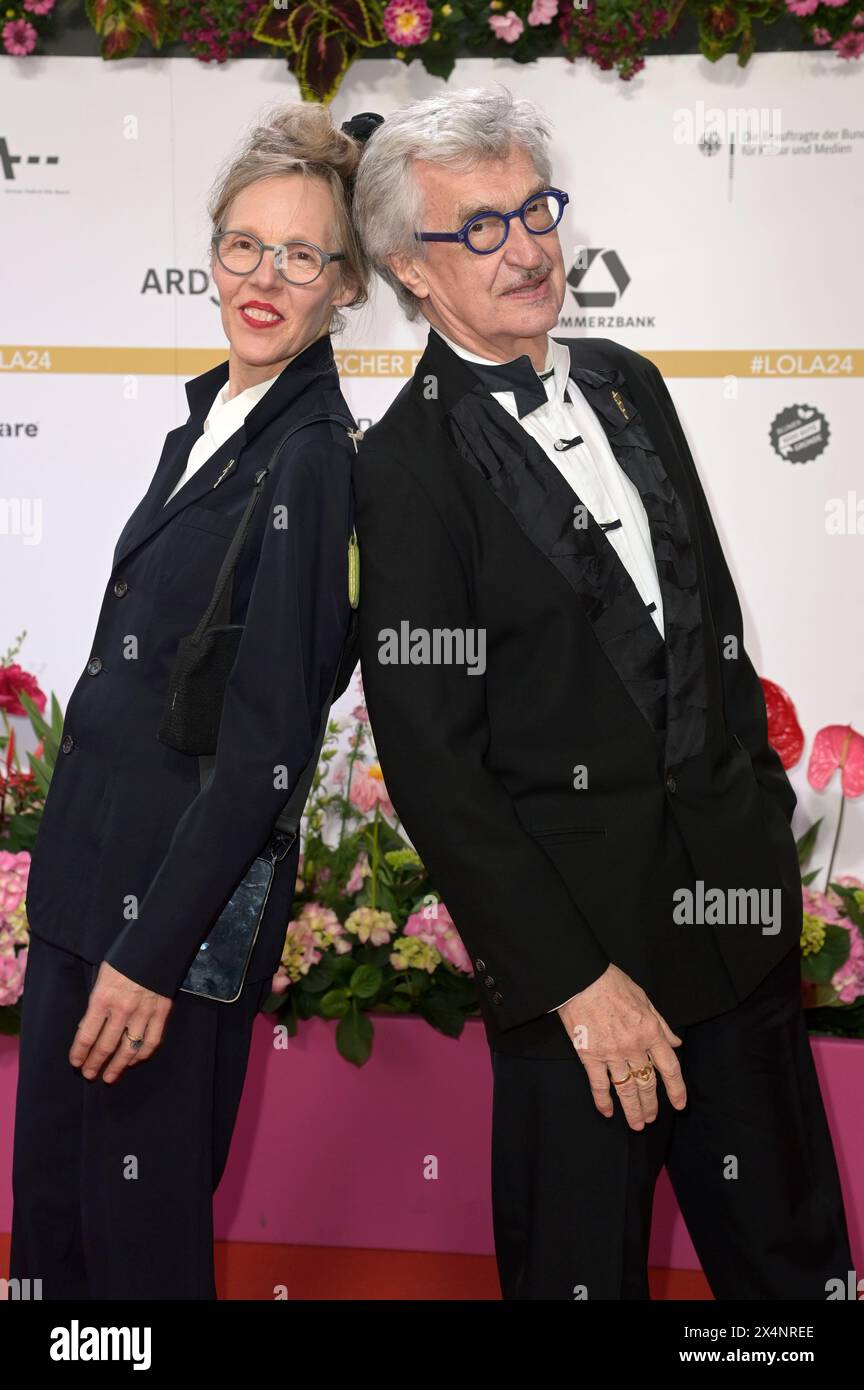 Wim Wenders mit Ehefrau Donata bei der 74. Verleihung des Deutschen Filmpreises 2024 im Theater am Potsdamer Platz. Berlin, 03.05.2024 Stock Photo