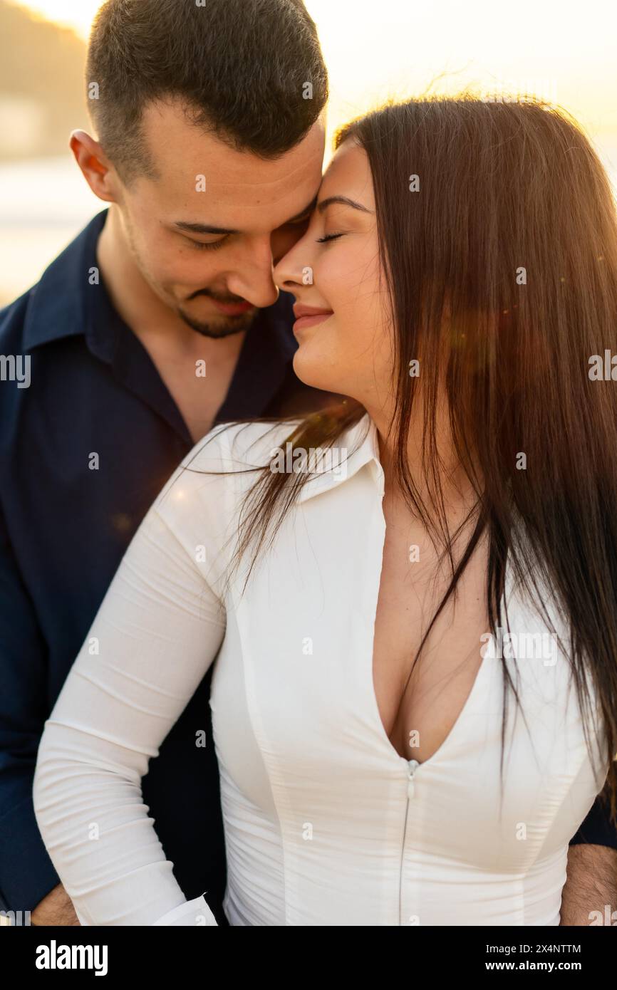 Close up couple kiss hi-res stock photography and images - Alamy