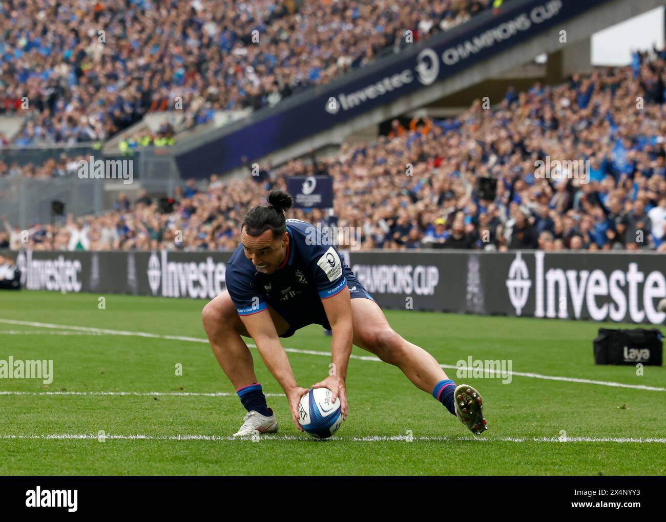 Leinster's James Lowe (right) touches down to score his sides second