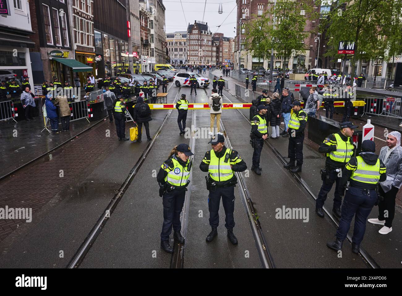 AMSTERDAM 04-05-2024. Strict security measures at National Remembrance Day in Amsterdam. Various groups want to protest during Remembrance Day on May 4 in Amsterdam. Mayor Femke Halsema has announced additional measures to ensure the commemoration is dignified.ANP/Hollandse-Hoogte/Nico Garstman netherlands out - belgium out Stock Photo