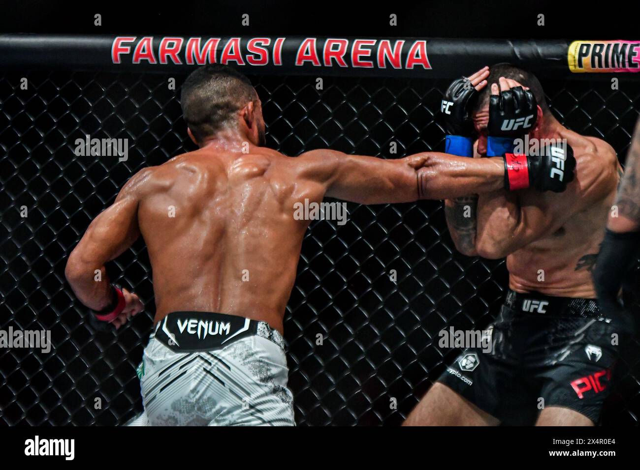 Rio De Janeiro, Brazil. 04th May, 2024. RJ - RIO DE JANEIRO - 05/04/2024 - UFC 301 - Fighter Ismael Bonfim with gloves in red detail and fighter Vinc Pichel with gloves in blue detail during a fight in the Lightweight category in the Initial Preliminaries of UFC 301, held at Farmasi Arena this Saturday (04). Photo: Thiago Ribeiro/AGIF Credit: AGIF/Alamy Live News Stock Photo