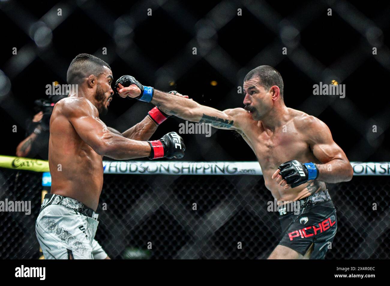 Rio De Janeiro, Brazil. 04th May, 2024. RJ - RIO DE JANEIRO - 05/04/2024 - UFC 301 - Fighter Ismael Bonfim with gloves in red detail and fighter Vinc Pichel with gloves in blue detail during a fight in the Lightweight category in the Initial Preliminaries of UFC 301, held at Farmasi Arena this Saturday (04). Photo: Thiago Ribeiro/AGIF Credit: AGIF/Alamy Live News Stock Photo
