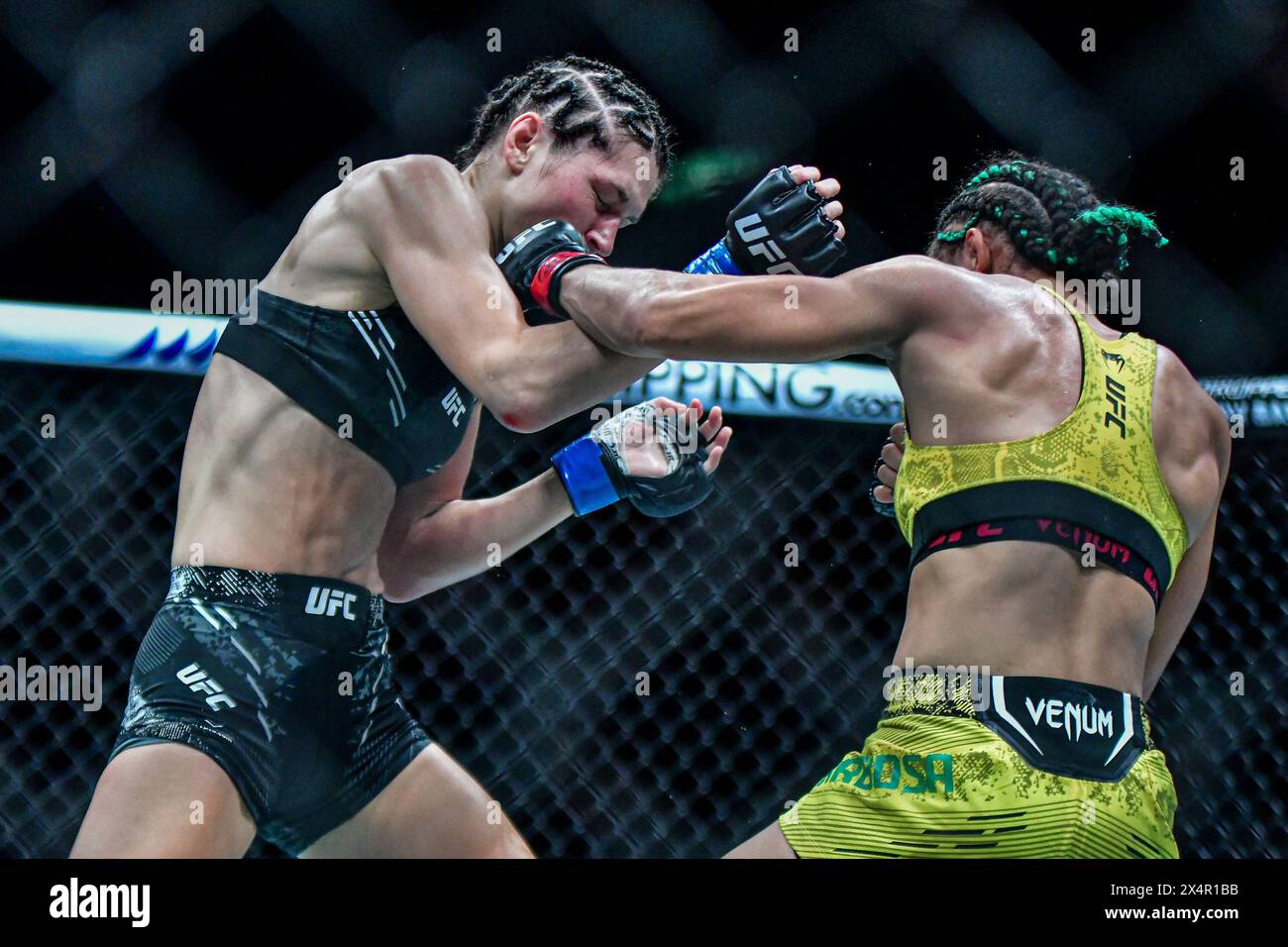 Rio De Janeiro, Brazil. 04th May, 2024. RJ - RIO DE JANEIRO - 05/04/2024 - UFC 301 - Fighter Dione Barbosa with gloves in red detail and fighter Ernesta Kareckaite with gloves in blue detail during a fight in the women's Flyweight category in the Initial Preliminaries of UFC 301, held at Arena da Barra this Saturday (04). Photo: Thiago Ribeiro/AGIF Credit: AGIF/Alamy Live News Stock Photo