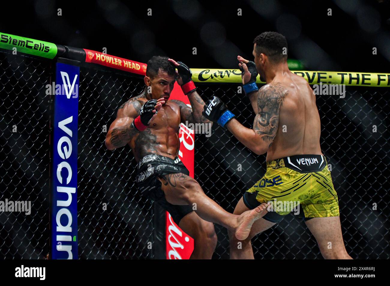 Rio De Janeiro, Brazil. 04th May, 2024. RJ - RIO DE JANEIRO - 05/04/2024 - UFC 301 - Fighter Joaquim Silva with gloves in red detail and fighter Drakkar Klose with gloves in blue detail during a fight in the Lightweight category on the UFC 301 Preliminary Card, held at Farmasi Arena this Saturday (04). Photo: Thiago Ribeiro/AGIF Credit: AGIF/Alamy Live News Stock Photo