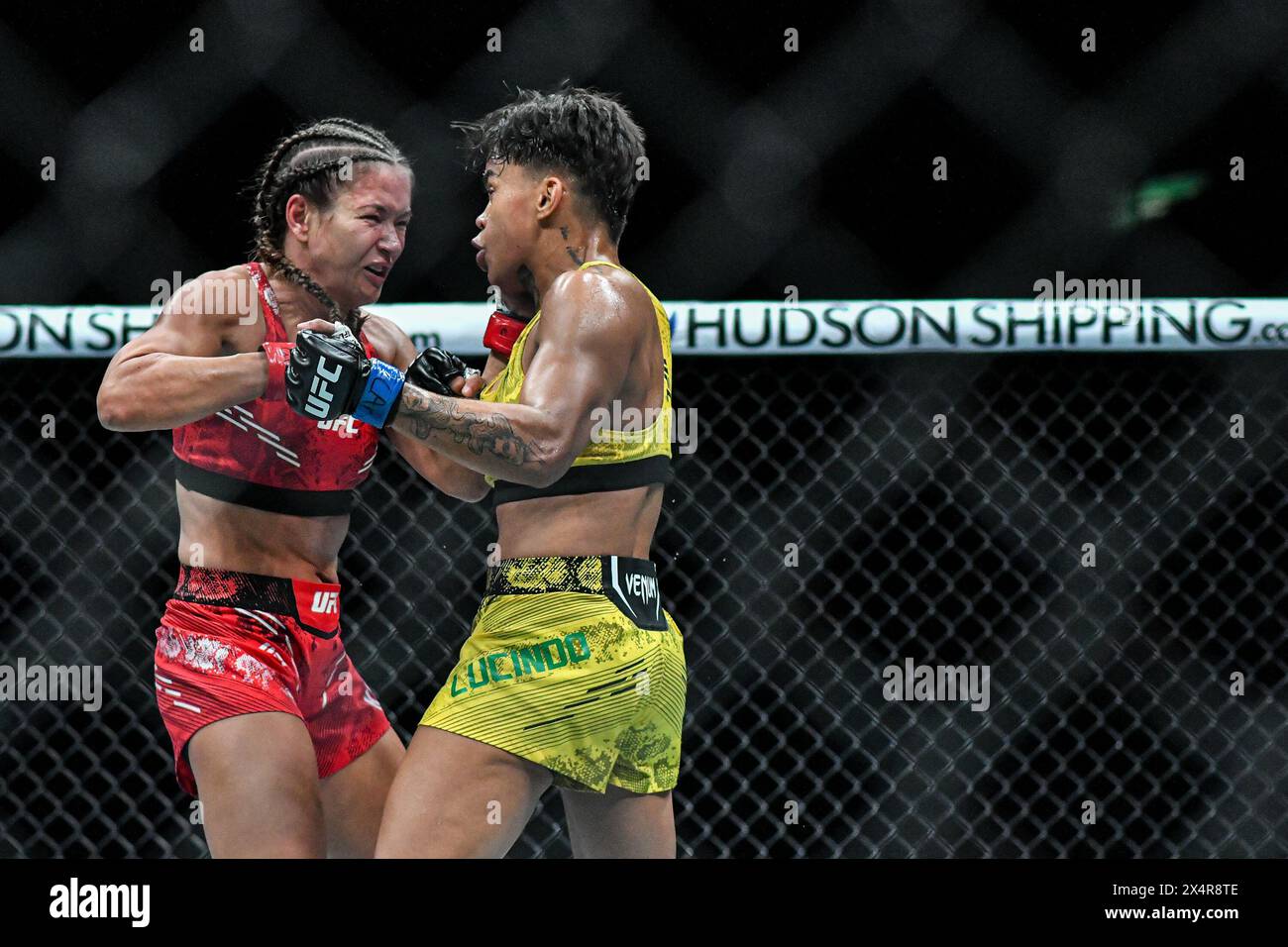 Rio De Janeiro, Brazil. 04th May, 2024. RJ - RIO DE JANEIRO - 05/04/2024 - UFC 301 - Fighter Karolina Kowalkiewicz with gloves in red detail and fighter Iasmin Lucindo with gloves in blue detail during a fight in the women's Strawweight category on the UFC 301 Preliminary Card, held at Jeunesse Arena this Saturday (04). Photo: Thiago Ribeiro/AGIF Credit: AGIF/Alamy Live News Stock Photo